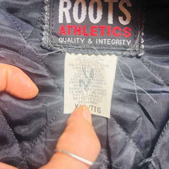 Wayne Gretzky Signed Roots Jacket CHL– “Cherry vs. Orr” Edition (2000) - Picture 11 of 15